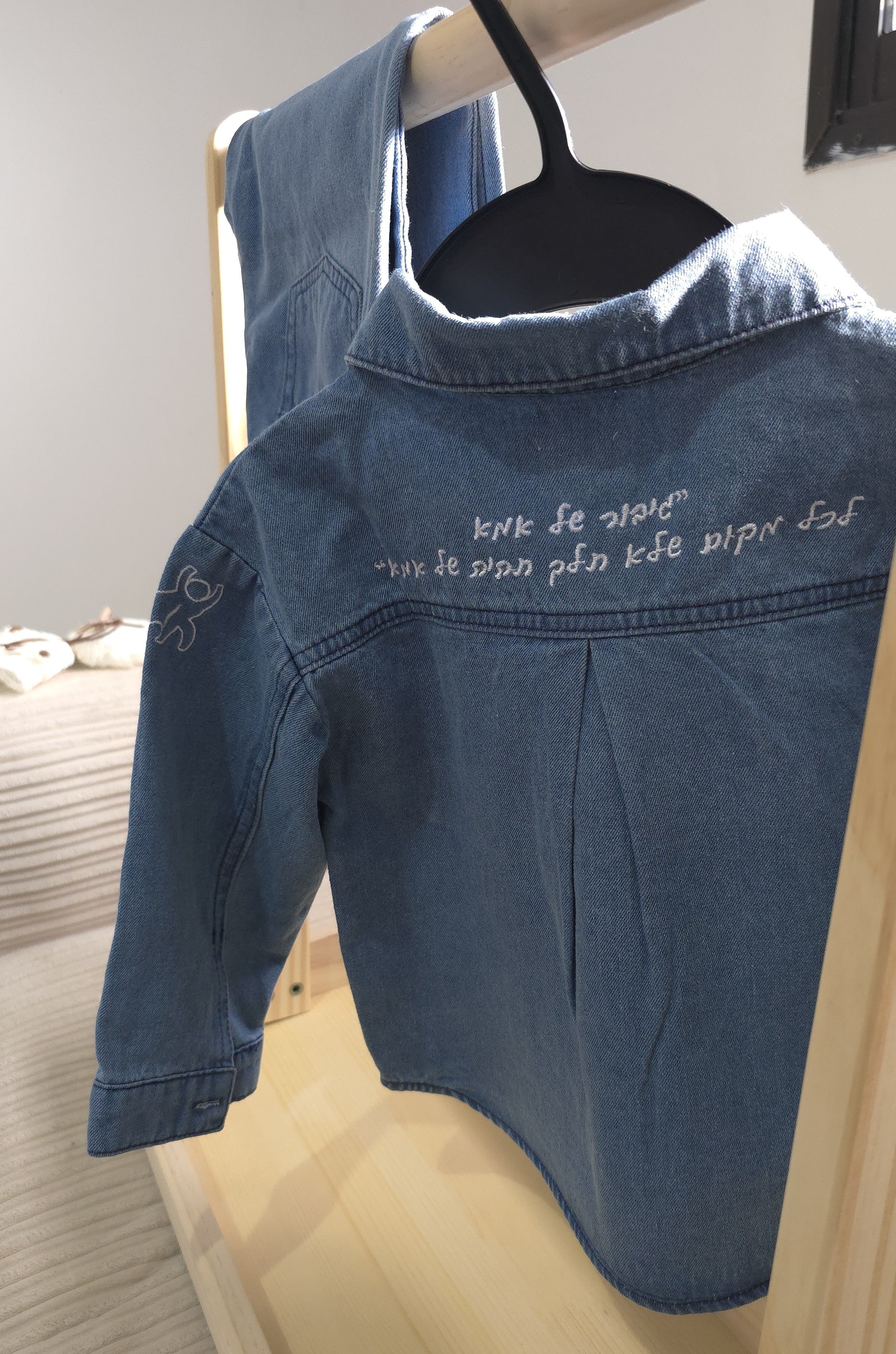 חולצת ג'ינס עם צווארון וכפתורים ומכנס ג'ינס תואם בגזרה רחבה "גיבור של אמא, לכל מקום שלא תלך תהיה של אמא"