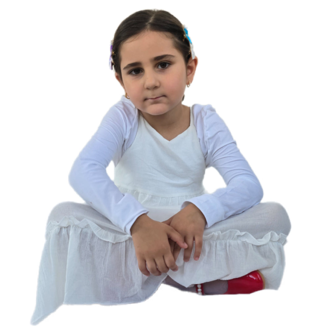 שמלת ילדות קלילה ואלגנטית בצבע שמנת.